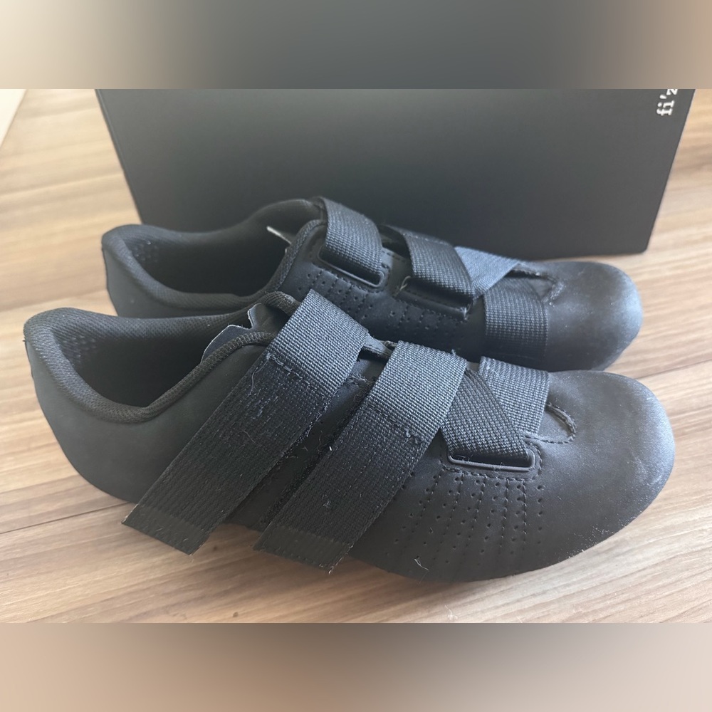 fi’zi:k- Black Cycling Shoes with Velcro Straps
Size:39 - Picture 3 of 9